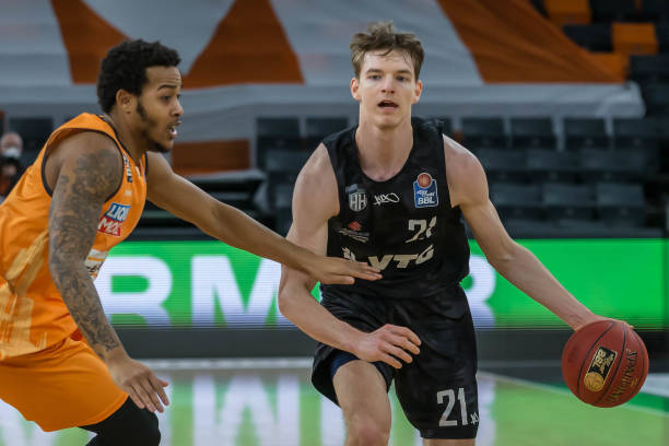 在防守端也 在防守端也